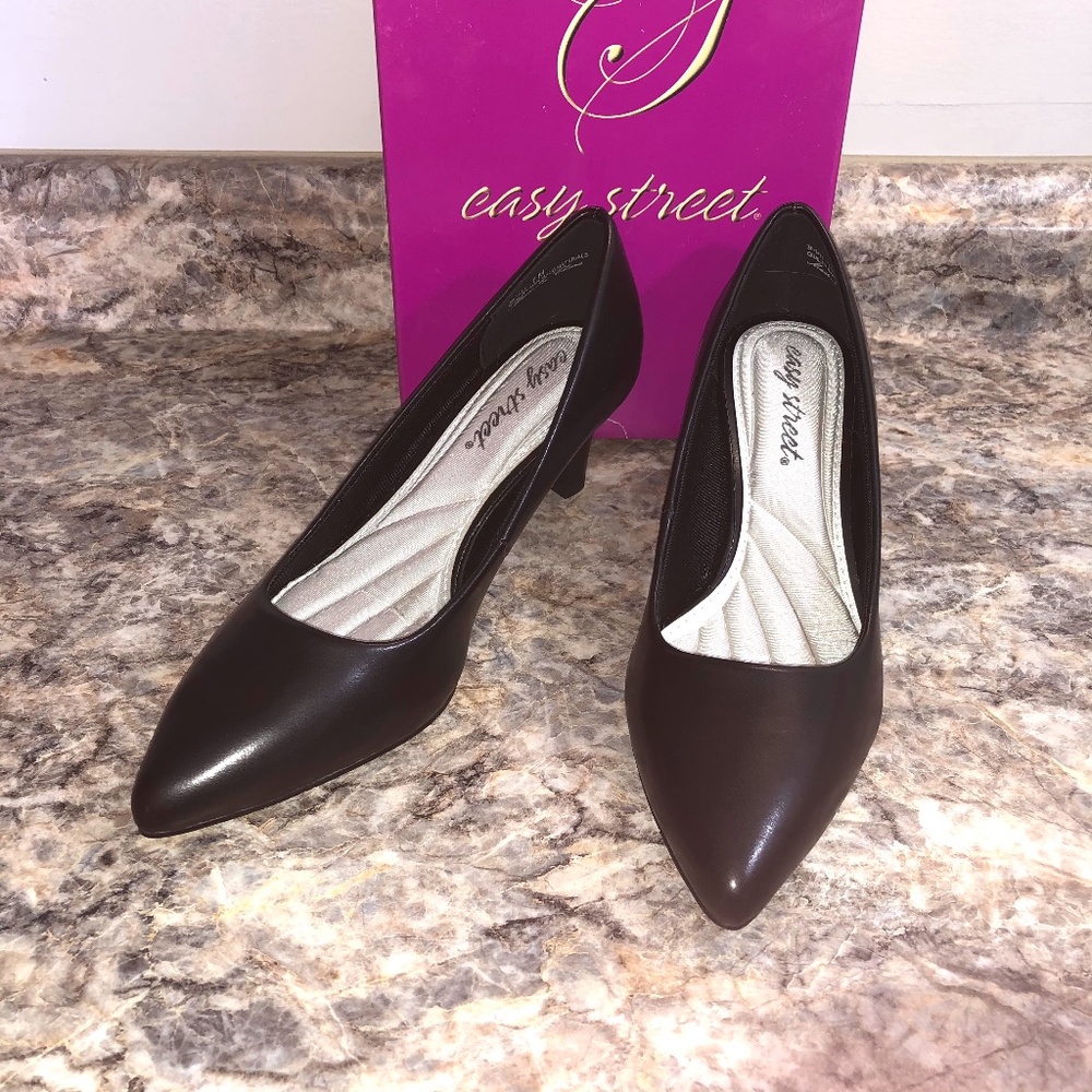 Easy Street Pointe Faux Leather Pumps Black